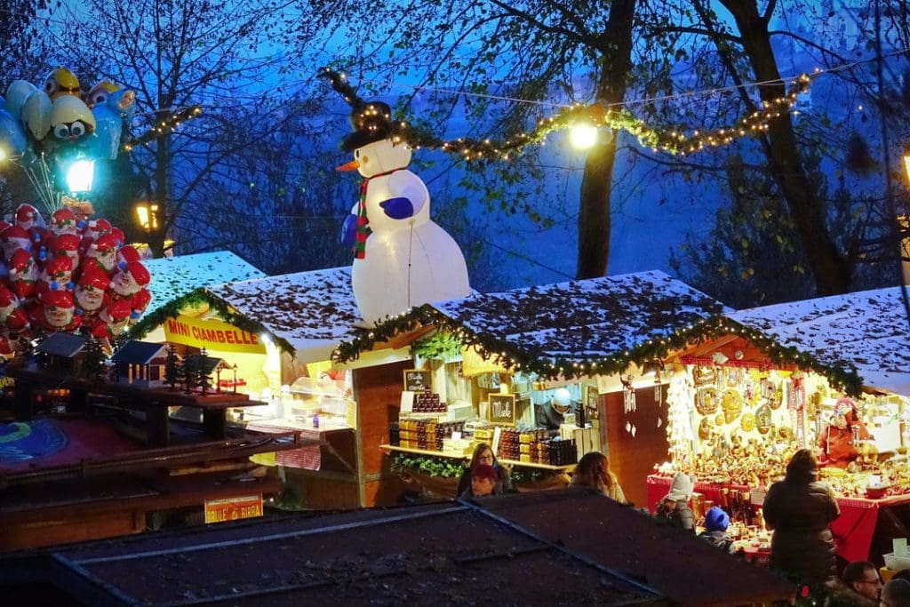 Striezelmarkt en Dresde, con puestos de artesanías, Stollen tradicional y decoraciones navideñas, en uno de los mercados más antiguos del mundo.