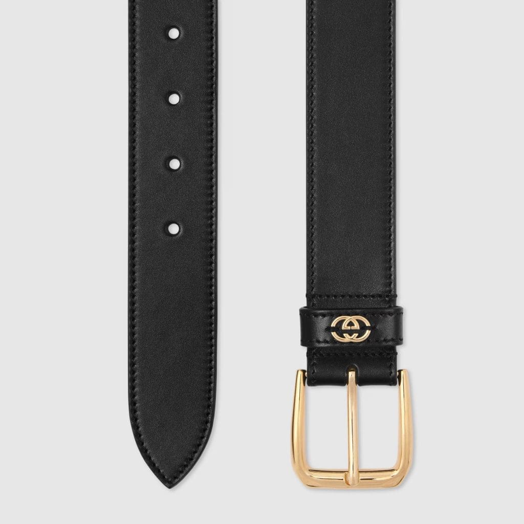 Cinturón de Gucci en piel negra con hebilla cuadrada GG, un accesorio elegante y sofisticado, ideal para regalos navideños masculinos.