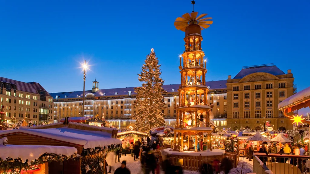 Striezelmarkt en Dresde, con puestos de artesanías, Stollen tradicional y decoraciones navideñas, en uno de los mercados más antiguos del mundo.