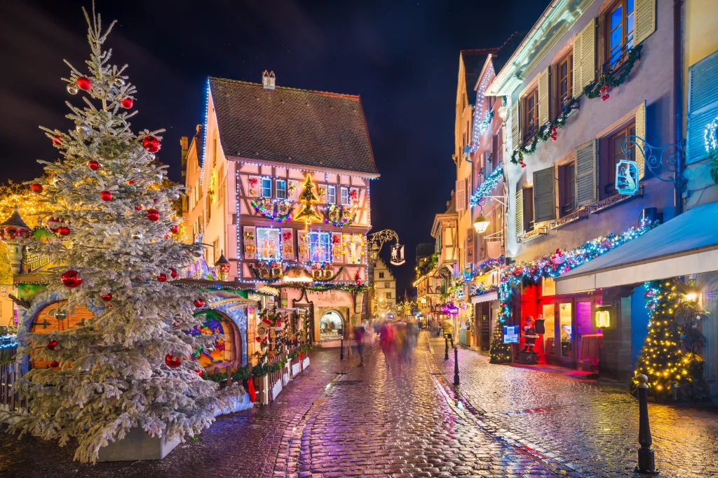 Mercados navideños en Colmar, Alsacia, con iluminación festiva, artesanía local y gastronomía tradicional en un entorno medieval