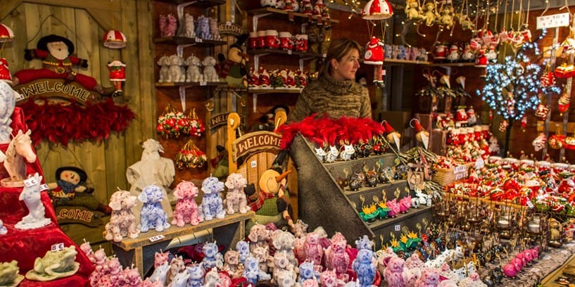 Mercados navideños en Grote Markt y Simon Stevinplein en Brujas, con gofres belgas y artesanías, bajo un ambiente festivo y romántico.