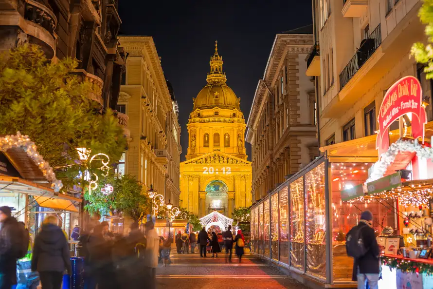 Mercadillos de Navidad en las plazas Vorosmarty y San Esteban en Budapest, mostrando artesanías, comida tradicional y decoraciones festivas.