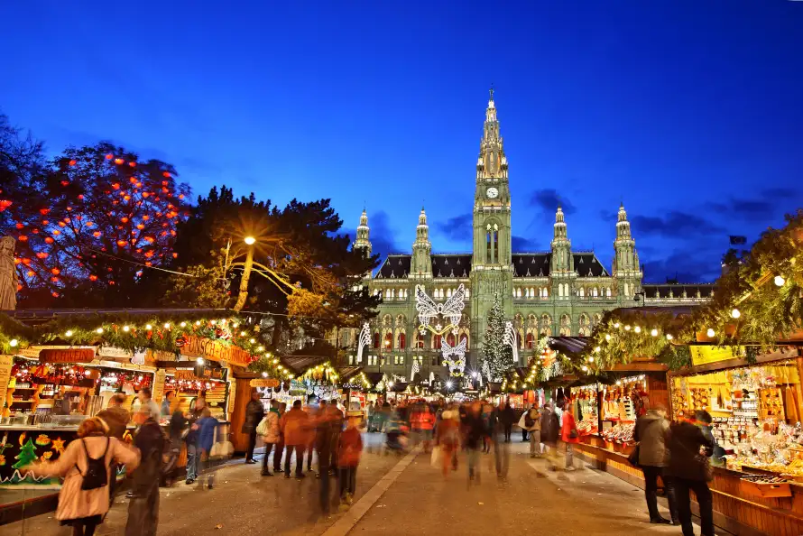 Mercadillos navideños en Viena con iluminación espectacular, talleres y gastronomía tradicional, reflejando la cultura austriaca.
