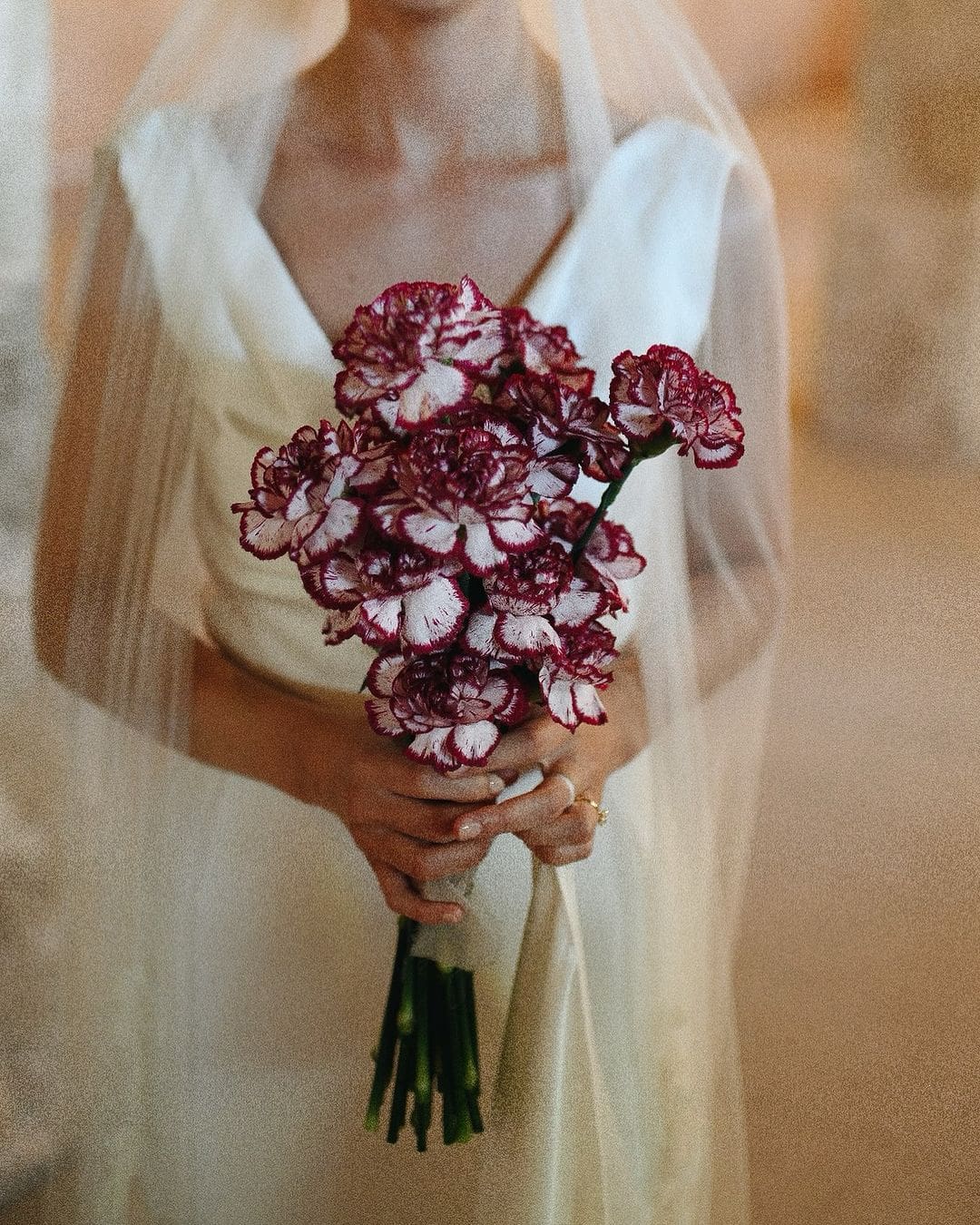 Ramo de novia elegante compuesto exclusivamente por un solo tipo de flor, siguiendo las tendencias de 2025.