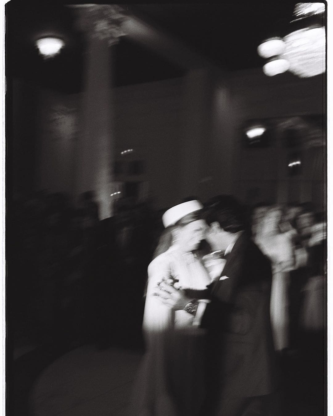 Novios realizando su primer baile de boda juntos en la pista
