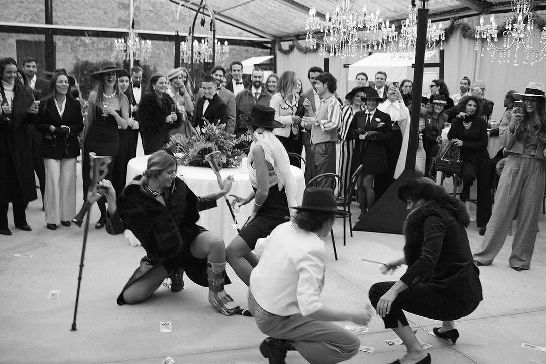 Amigos de la novia realizando un baile coordinado en la recepción de la boda