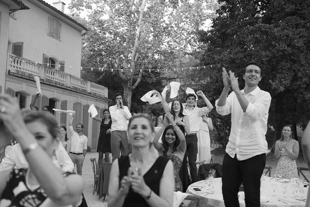 Invitados de boda aplaudiendo emocionados durante la ceremonia