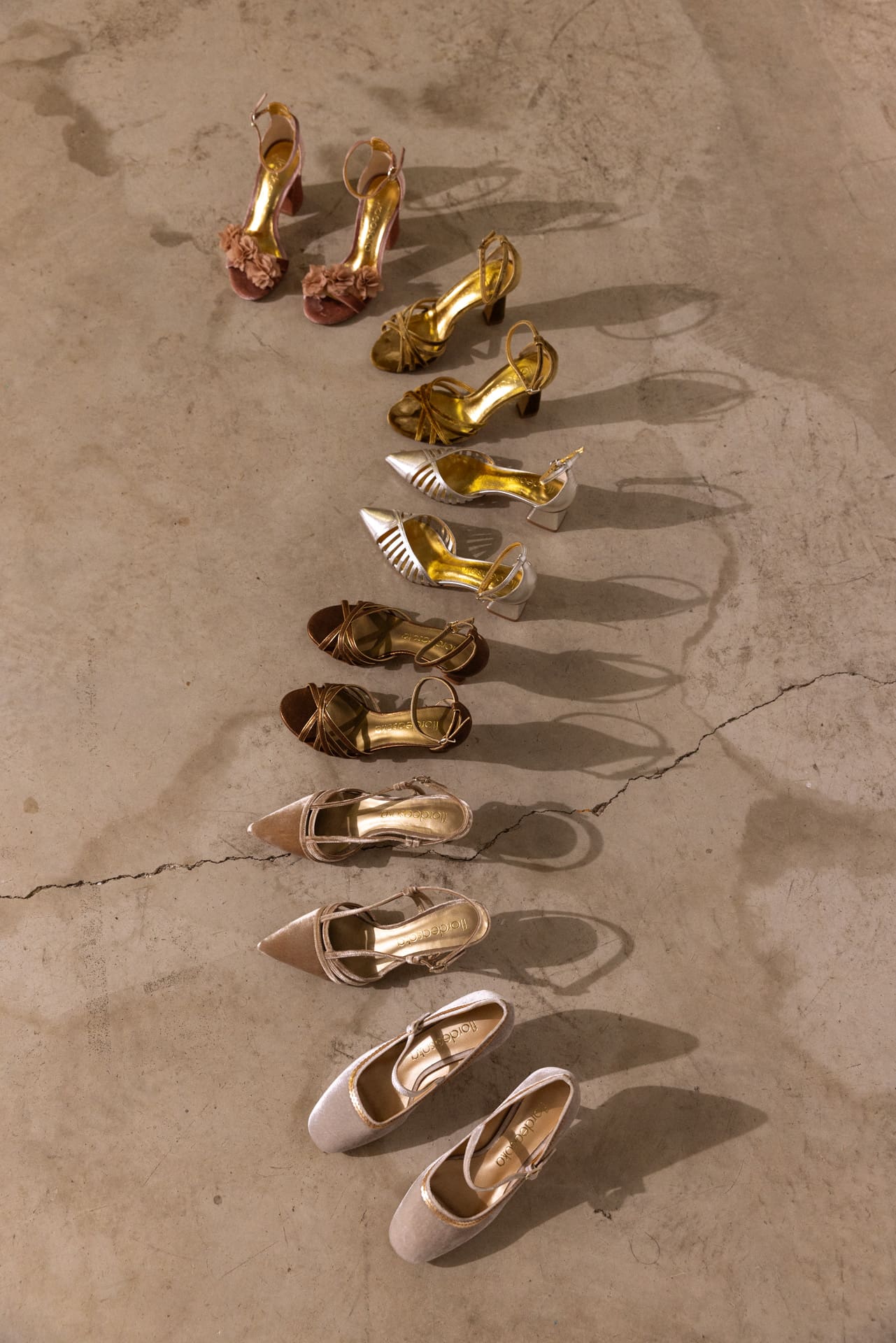 Variedad de zapatos de novia de Flordeasoka dispuestos artísticamente en forma de "S", mostrando la diversidad de estilos y tendencias en calzado nupcial.