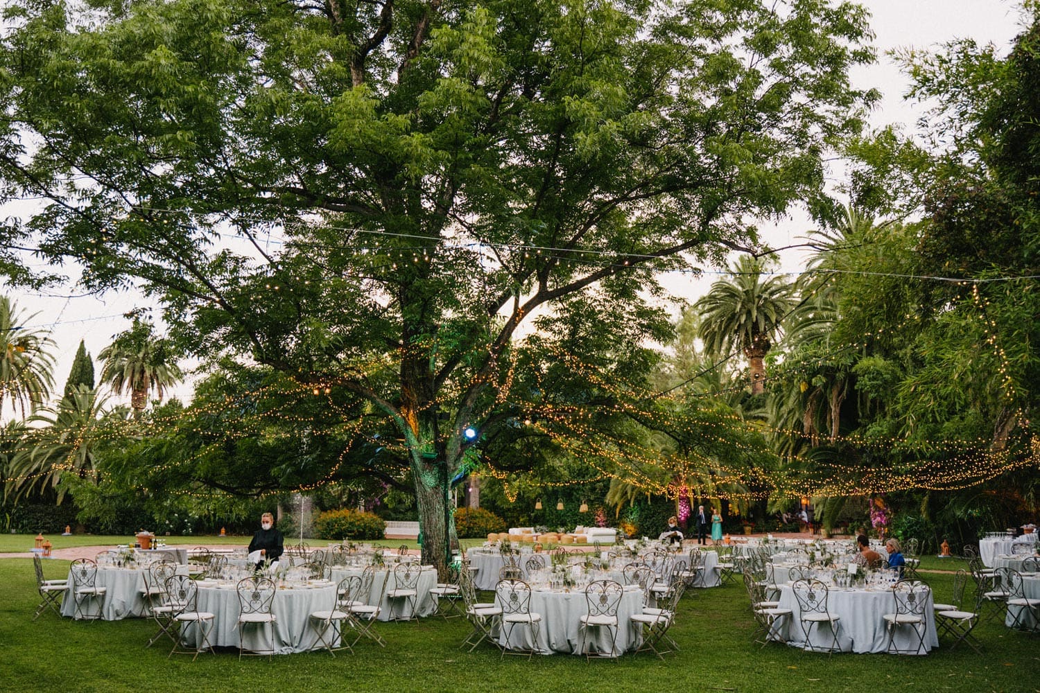 Mesas redondas elegantes para una boda en el jardín de Finca La Concepción, una de las mejores fincas para bodas en Marbella.