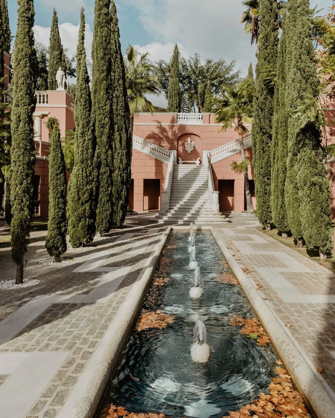 Fuente alargada en Anantara Villa Padierna Palace, destacando como una de las mejores fincas para bodas en Marbella.