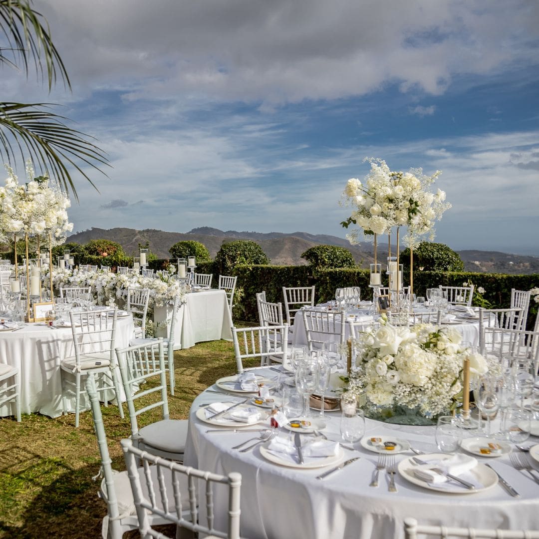 Mesas redondas para boda en el jardín de Finca Villa Palma, destacadas entre las mejores fincas para bodas en Marbella.