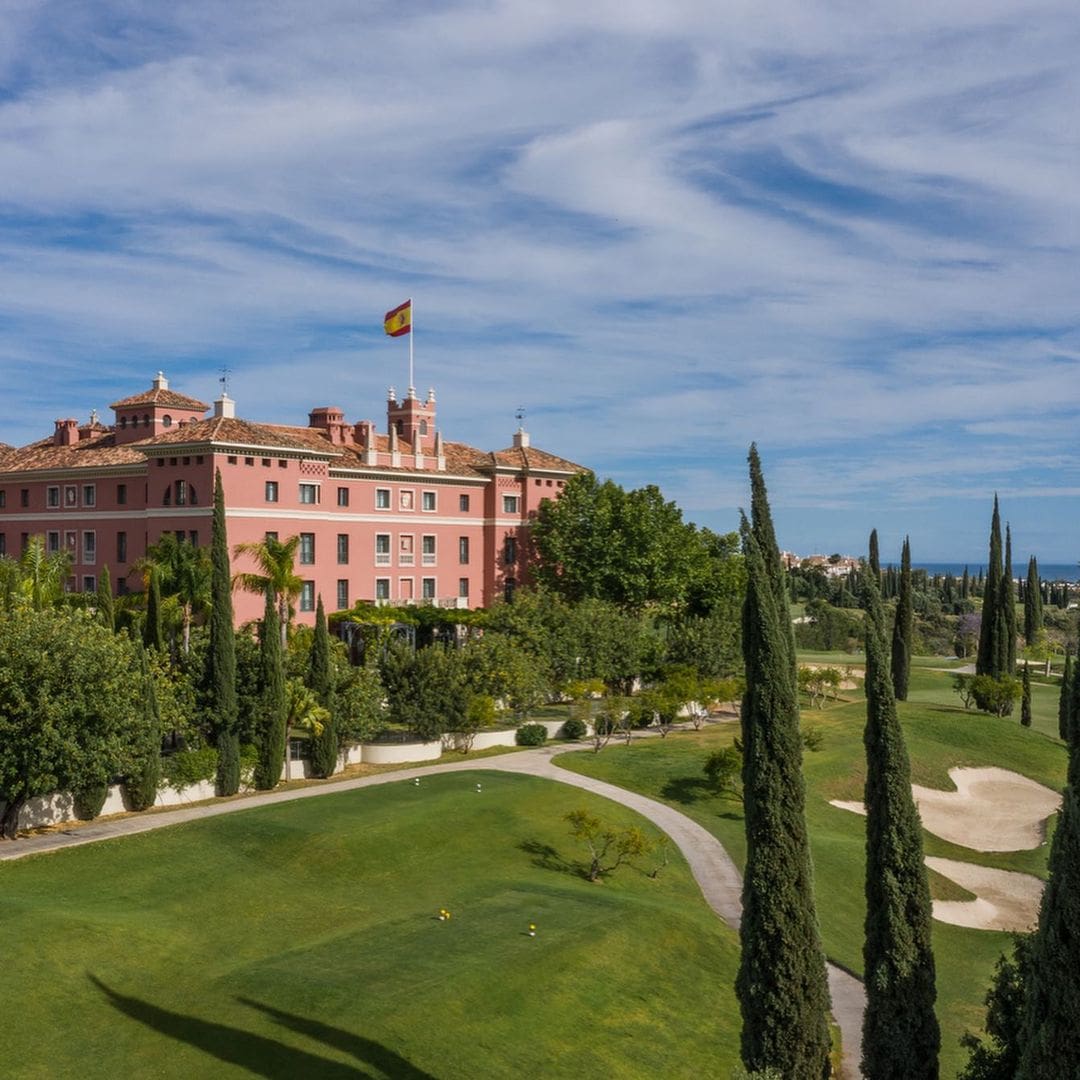Vistas panorámicas del edificio de Anantara Villa Padierna Palace, uno de los mejores lugares para bodas en Marbella.