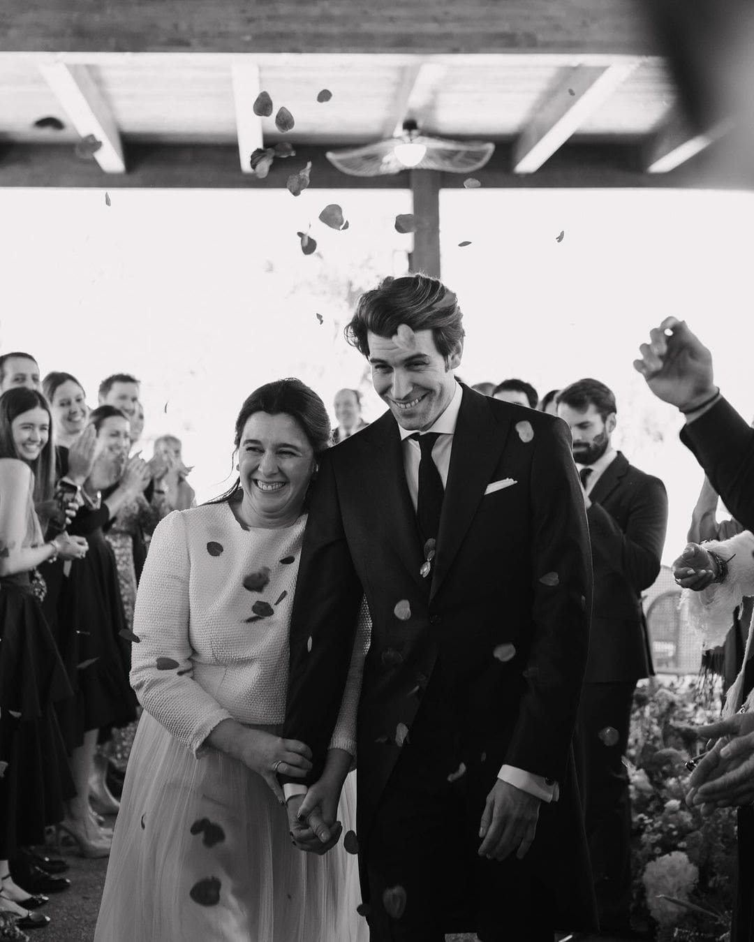 Boda de destino en España con novios recibiendo arroz tras su ceremonia