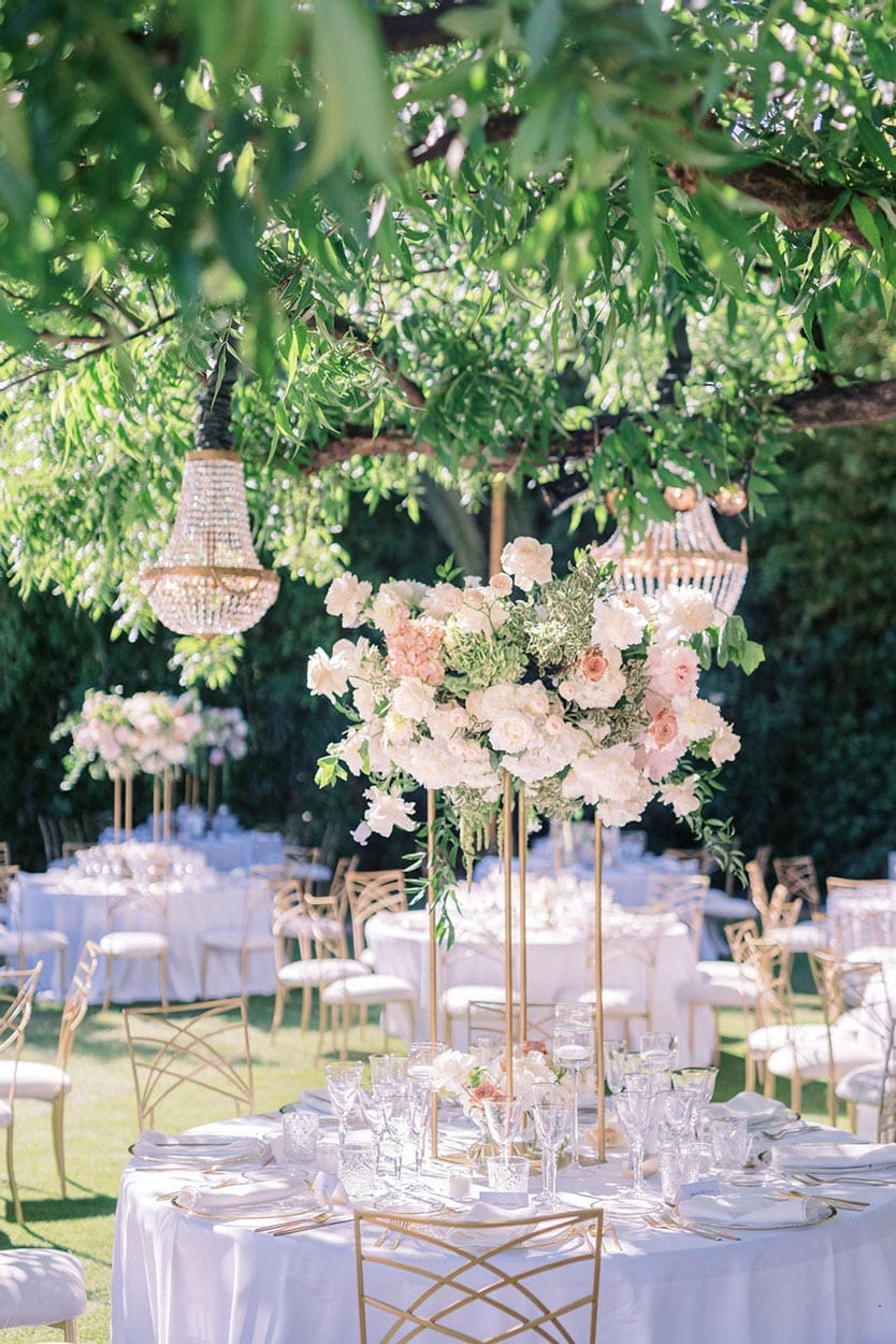 Mesa de boda decorada con elegancia en Finca La Concepción, una de las mejores fincas para bodas en Marbella.