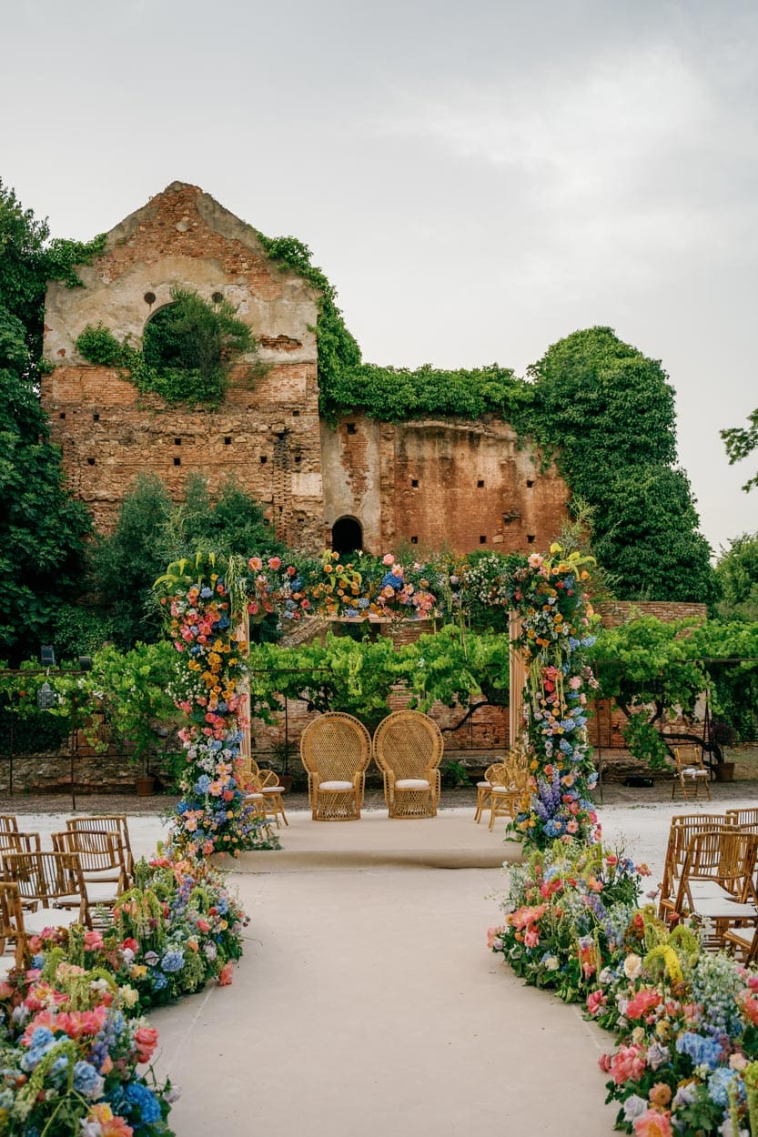 Ceremonia de boda en Finca La Concepción, destacada como una de las mejores fincas para bodas en Marbella, frente a antiguas ruinas.