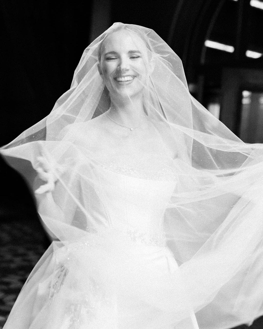 Novia con velo sonriendo en una boda sostenible