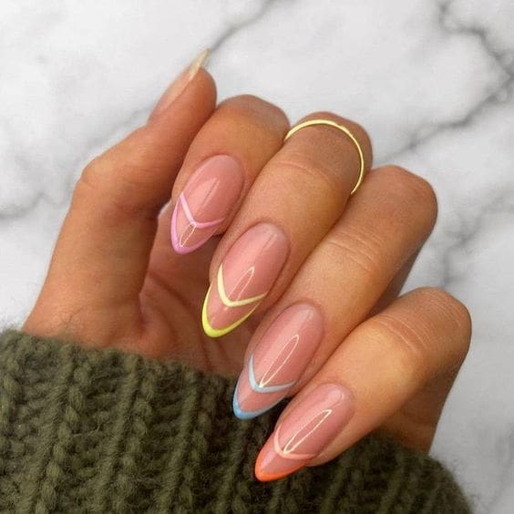 Detalle de uñas para novias con diseños geométricos, perfectas para una boda, combinando formas y colores atrevidos.