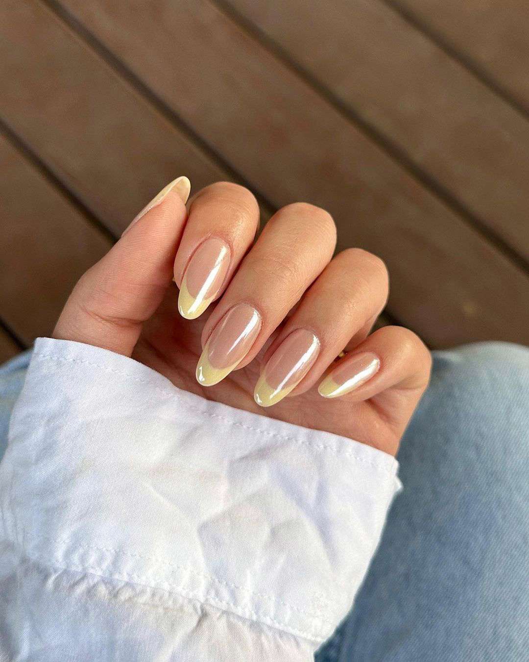 Primer plano de uñas para novia con acabados perlados para novia, con efecto cromado y destellos shimmer