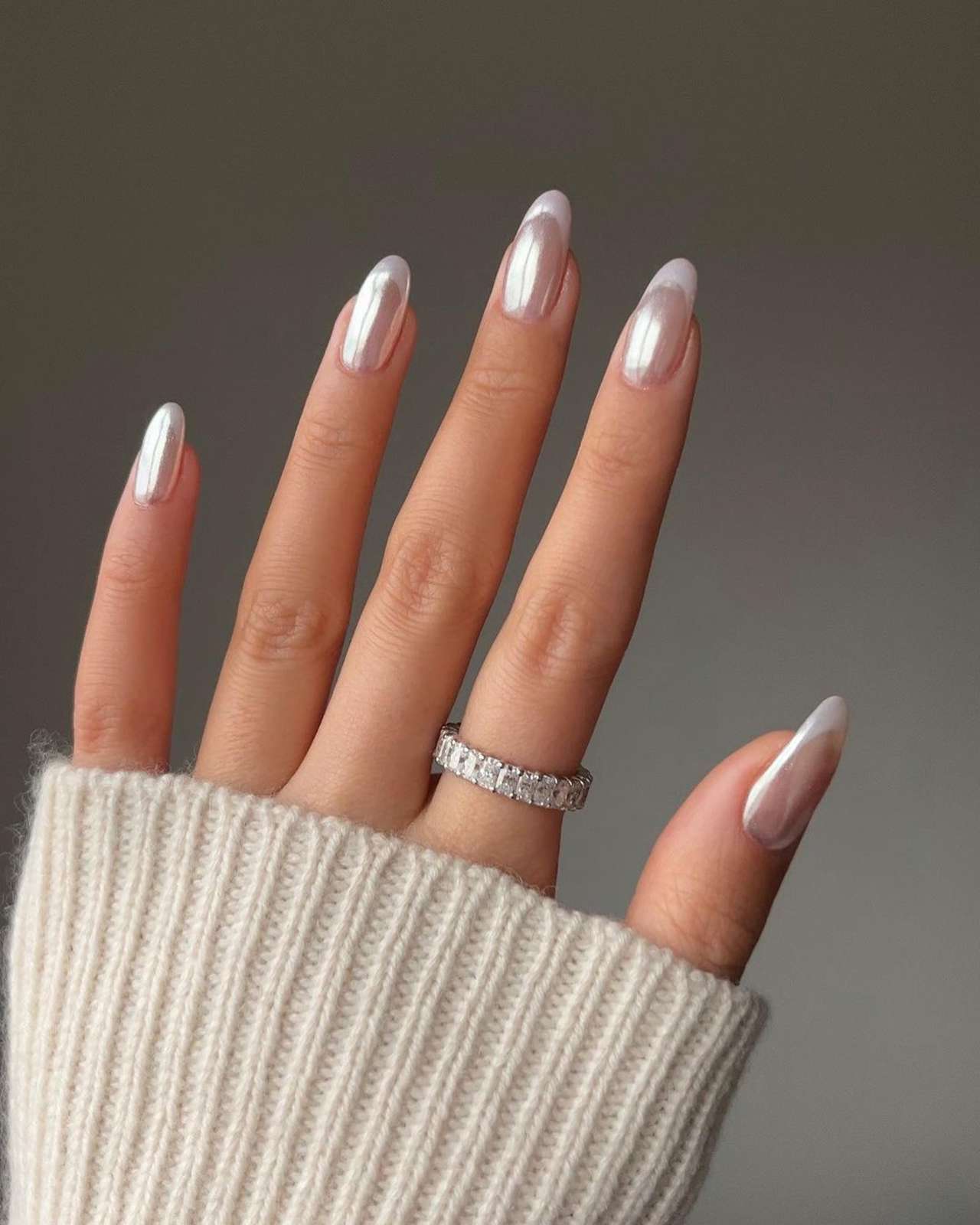 Uñas para novia con acabados perlados para novias elegantes, con efecto cromado y destellos shimmer.
