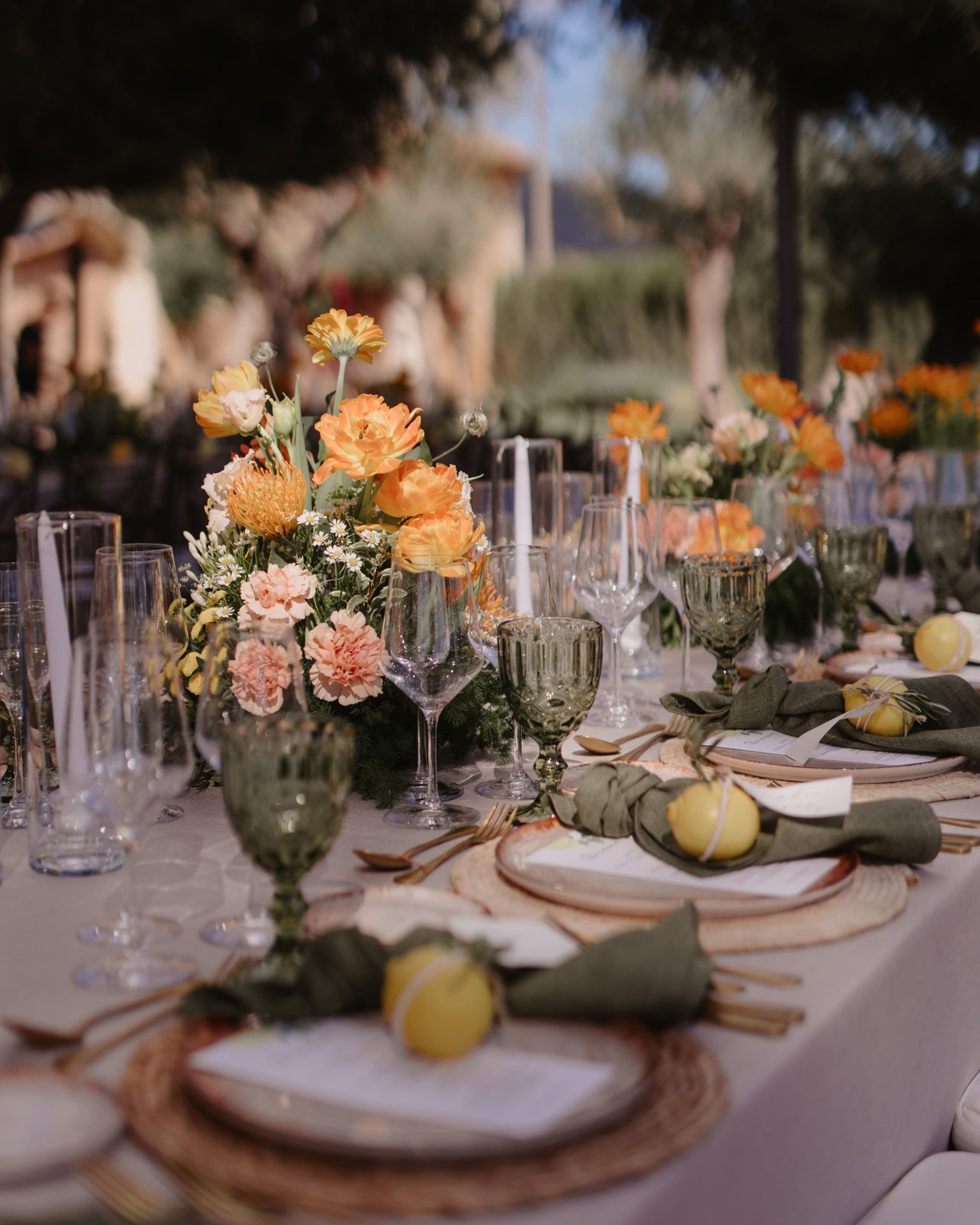 Decoración de mesa de bodas en Mallorca, ejemplo de planificación en el curso de wedding planner online de Bouclé