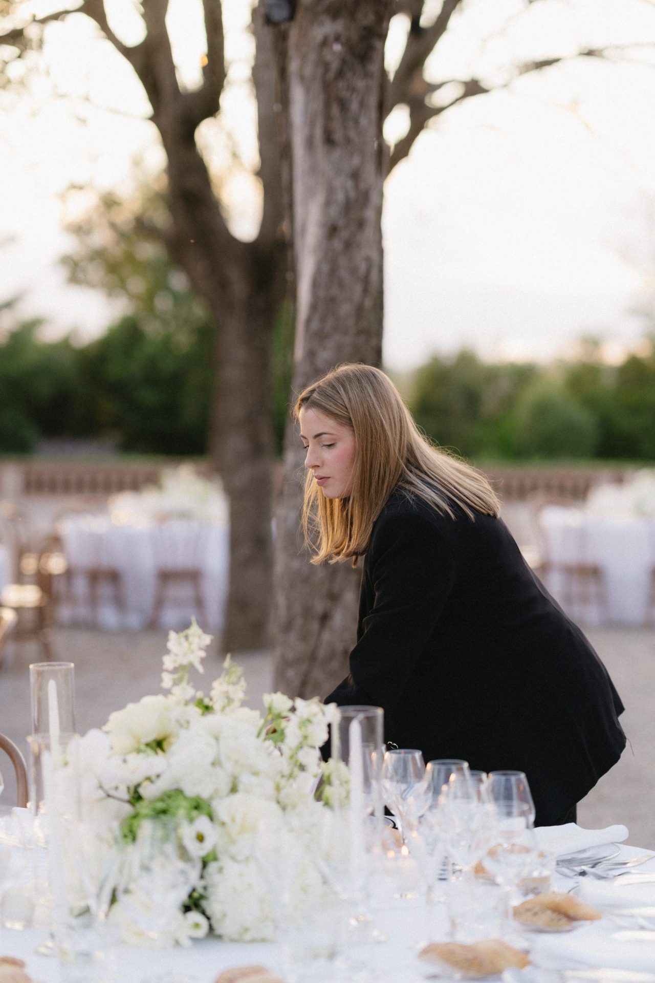 Esther, wedding planner del equipo de Bouclé Weddings, durante la organización de una boda de destino en España