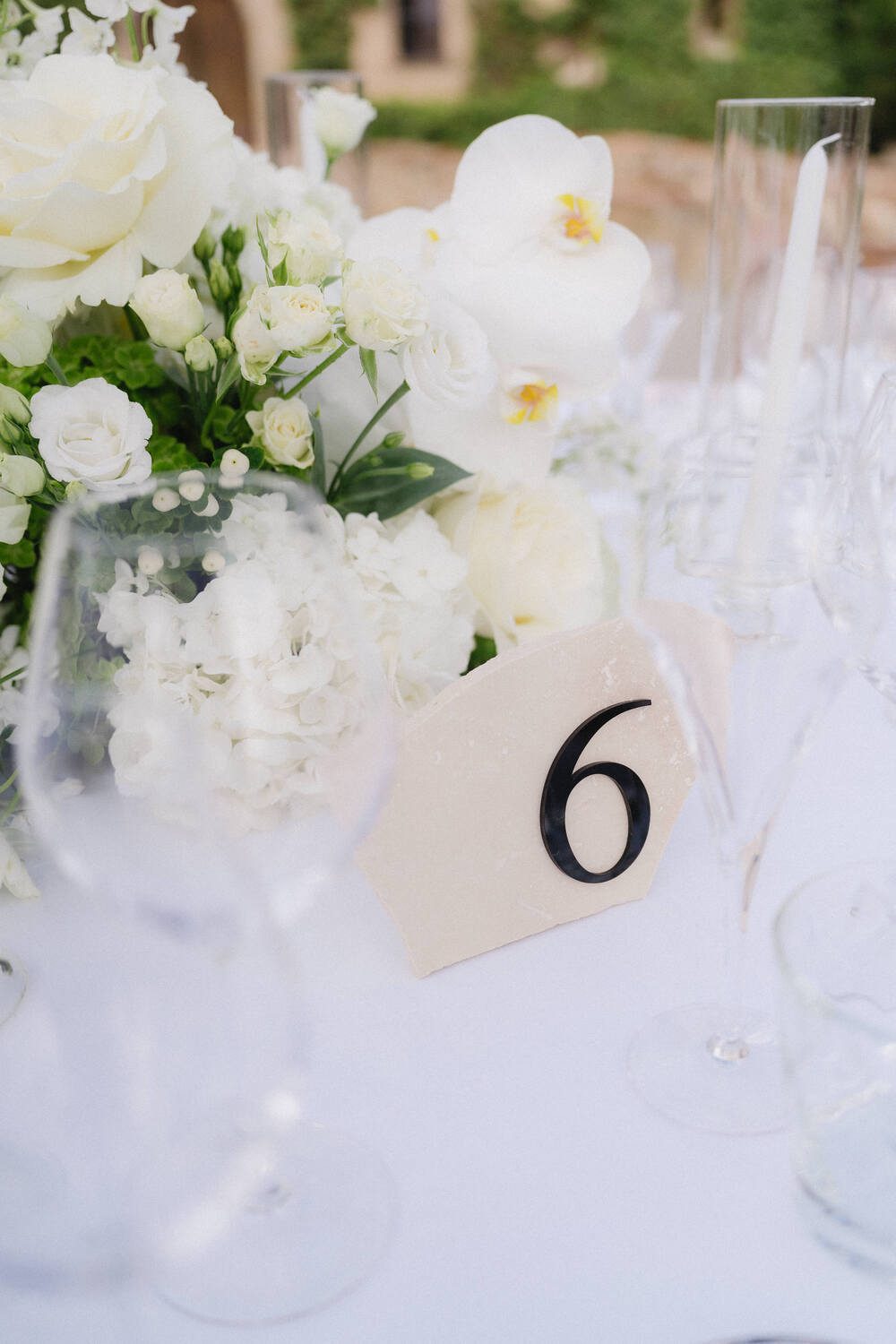 mesero de boda con el nombre del invitado y el número de mesa