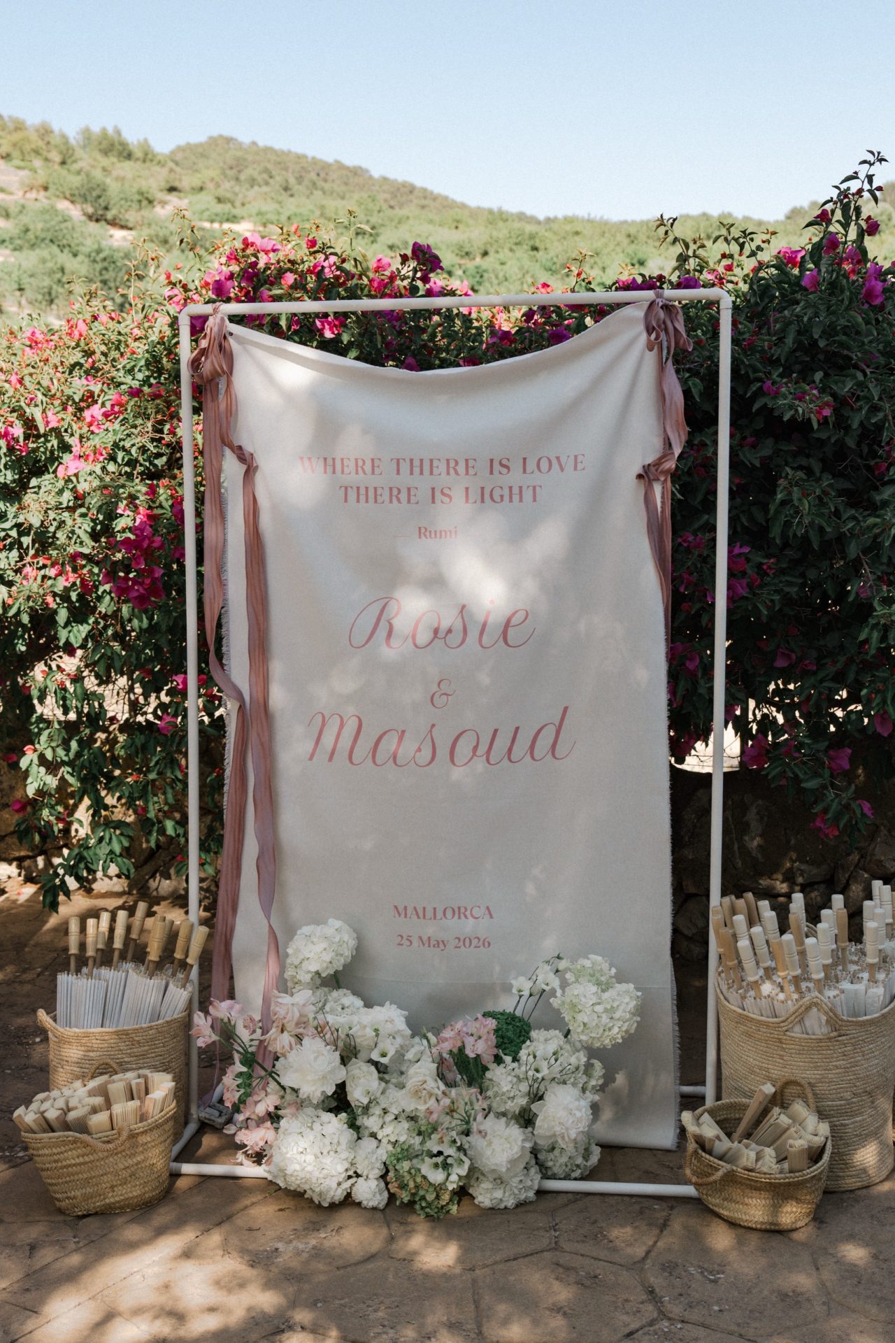seating plan de boda en tela con los nombres de los invitados