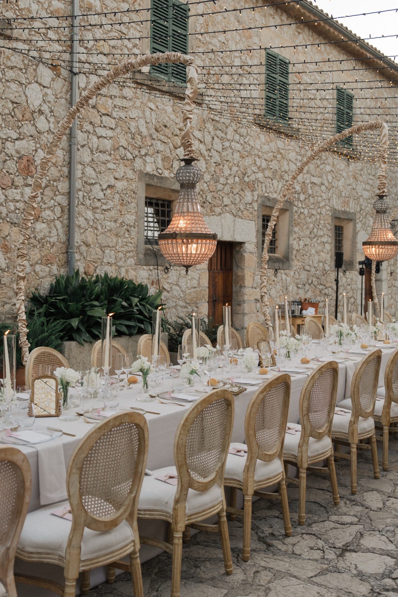 plano de mesas de boda con una mesa imperial alargada